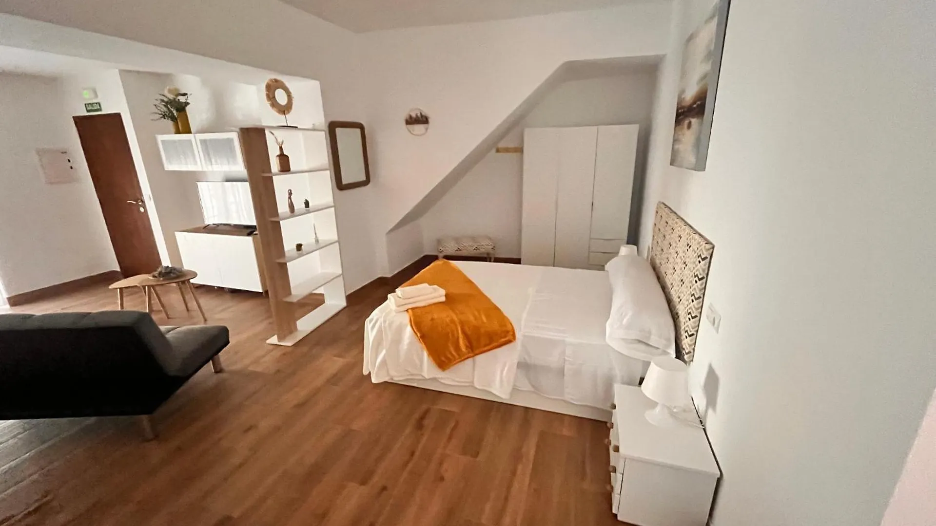 Apartamentos El Peligro 5 Zaguan contacts